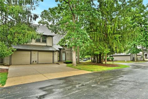 1283 Red Tail Hawk Court Youngstown OH 44512