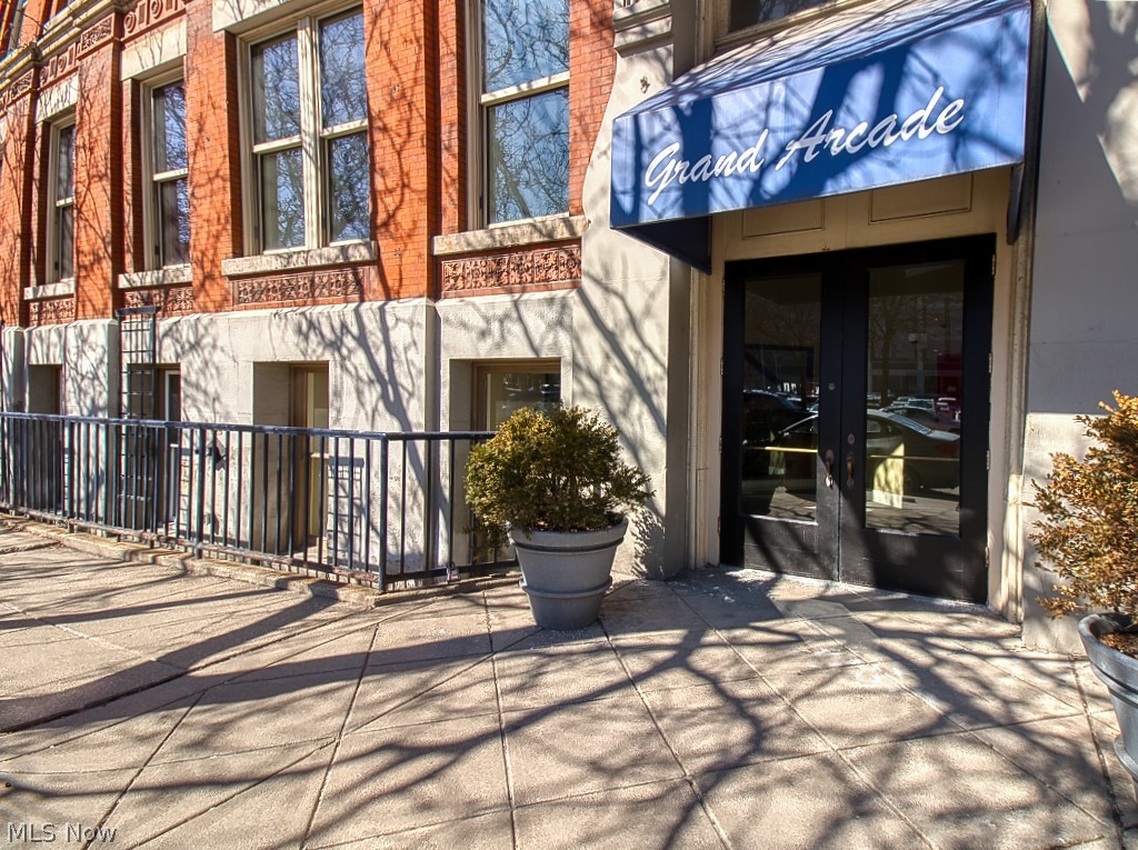 408 W Saint Clair Avenue Cleveland OH 44113