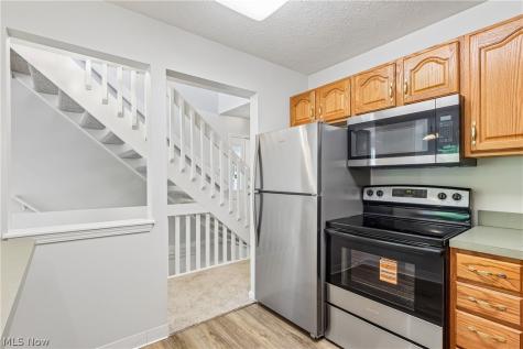 1352 Meadow Run Copley OH 44321