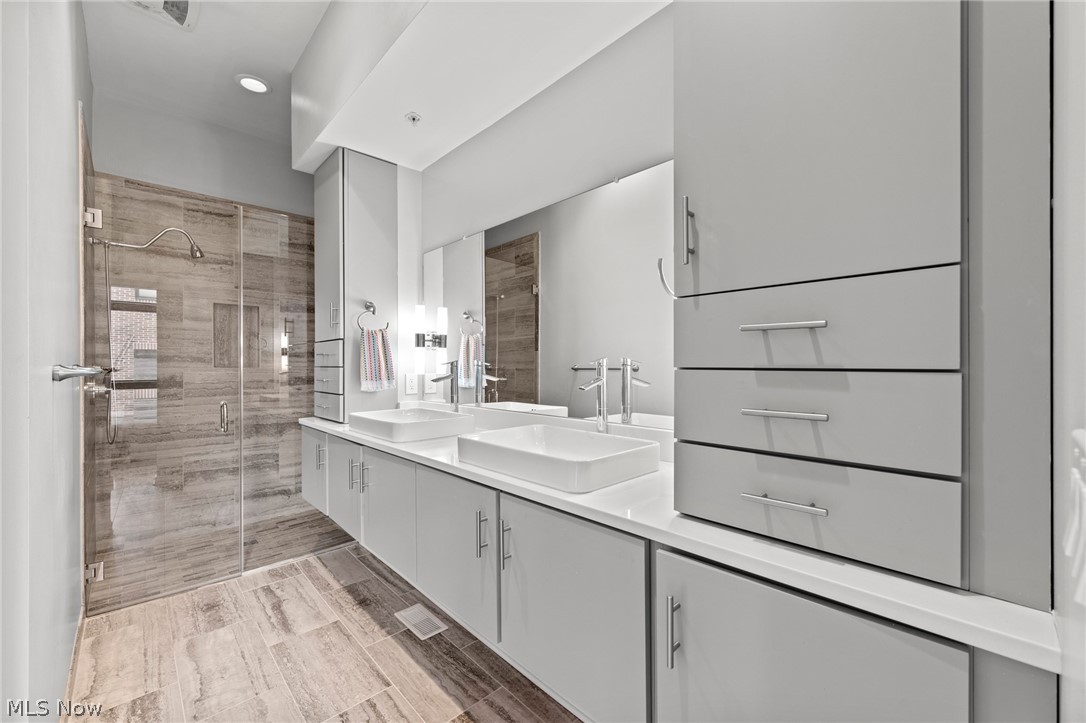 3114 Vine Court Cleveland OH 44113