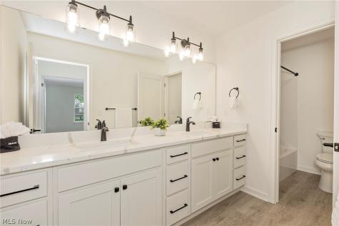 5059 Shepherds Glen Willoughby OH 44094
