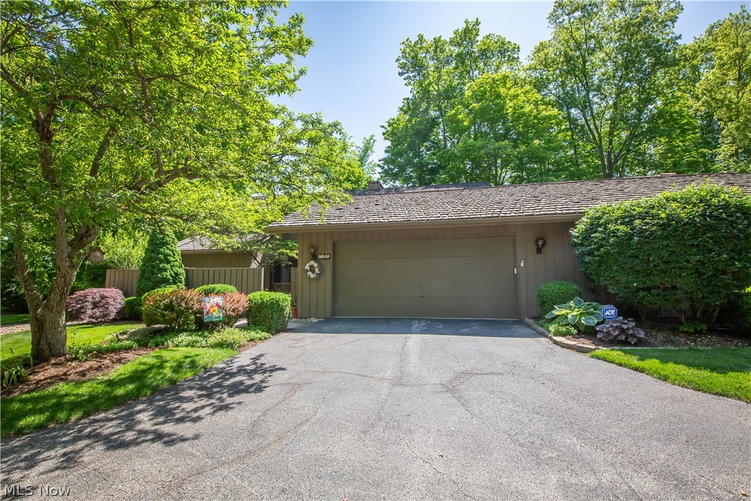 Aurora OH, 560 Russet Woods Lane
