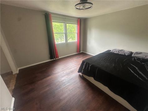 5981 Glenway Drive Brook Park OH 44142