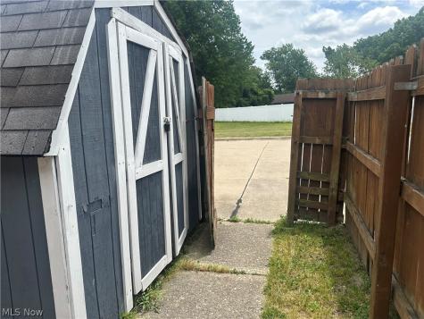 5981 Glenway Drive Brook Park OH 44142