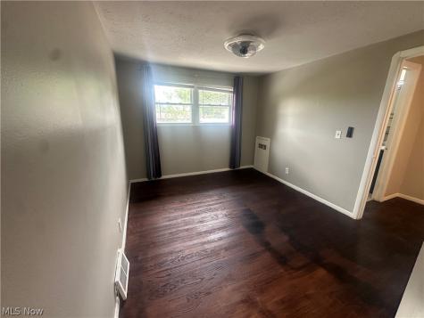 5981 Glenway Drive Brook Park OH 44142