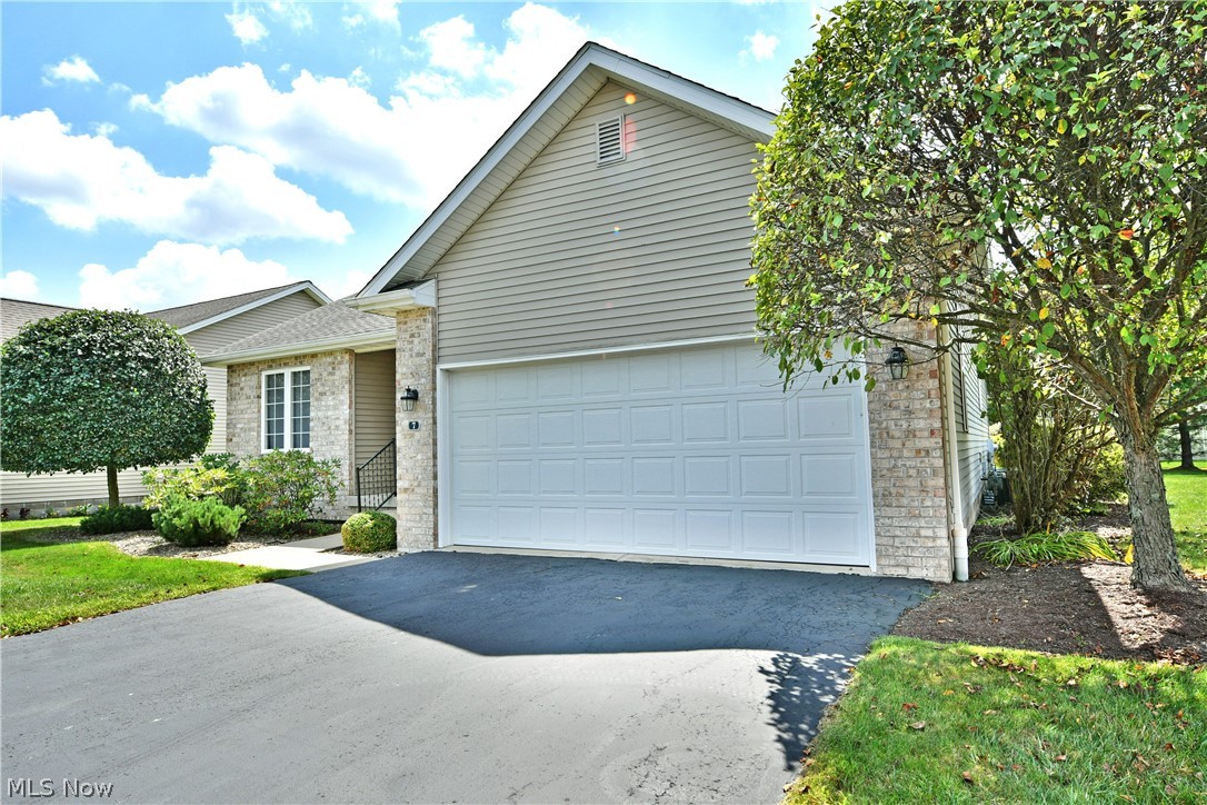 7 Danbury Court NW Warren OH 44481