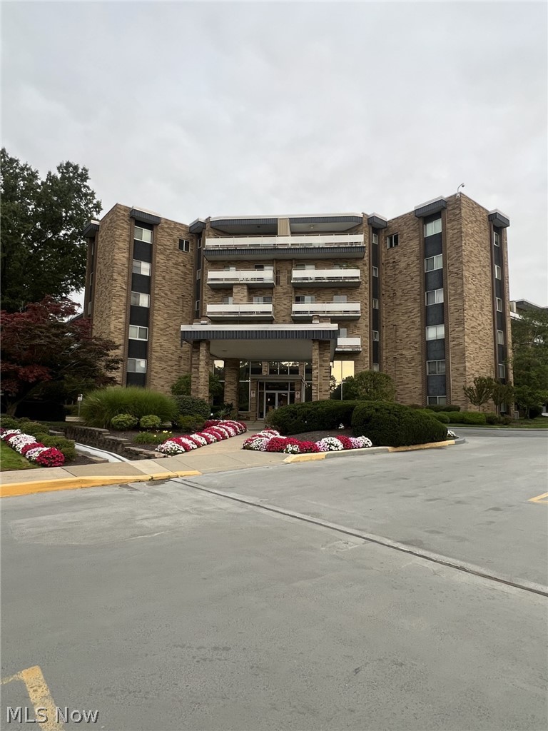 Lyndhurst OH, 2112 Acacia Park Drive, Unit 124