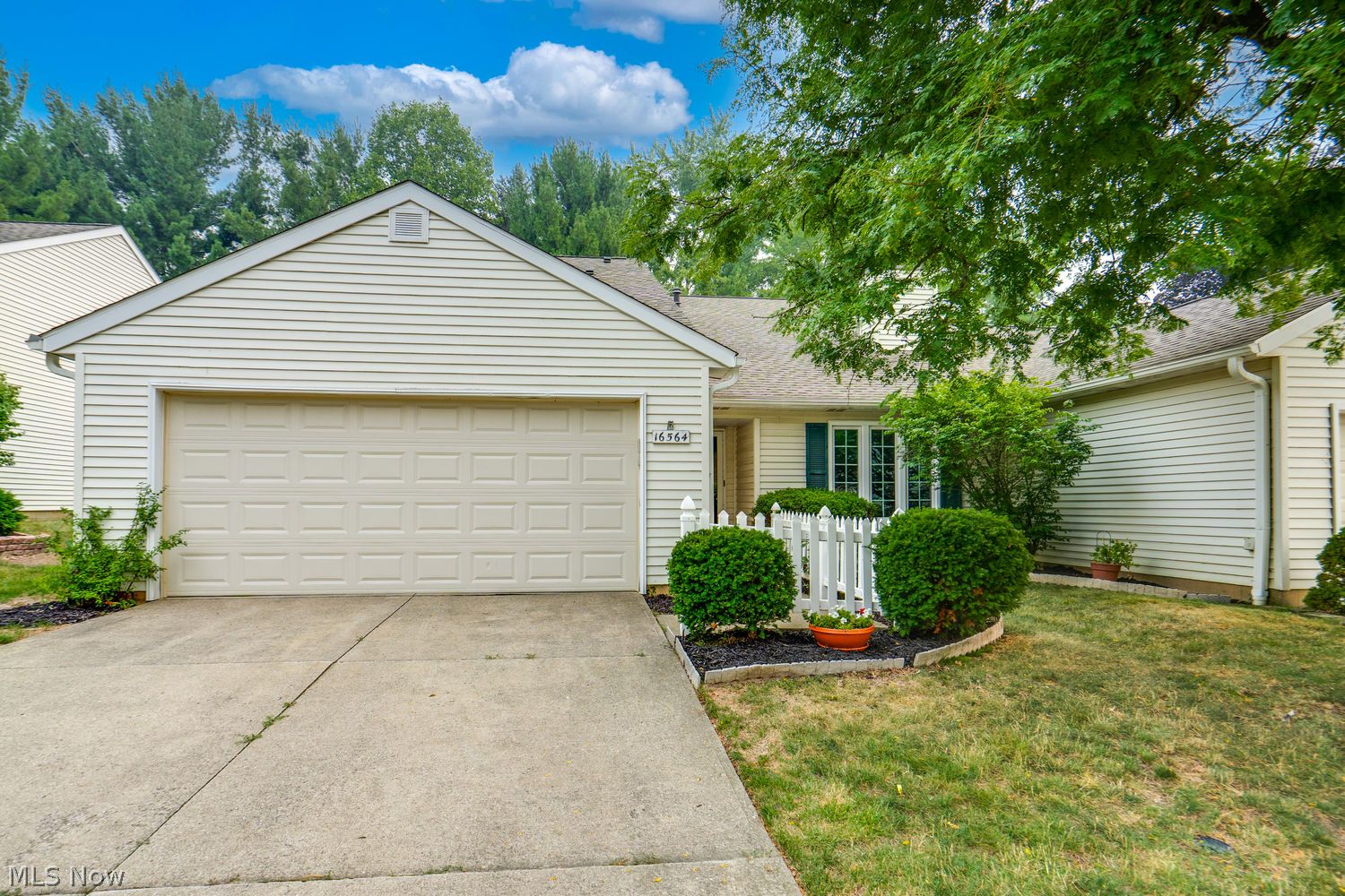 Strongsville OH, 16564 Lake Circle Drive