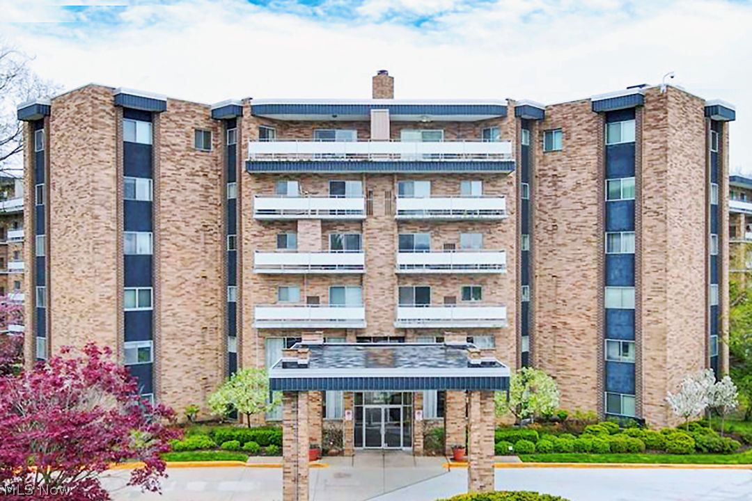 Lyndhurst OH, 2112 Acacia Park Drive, Unit 309