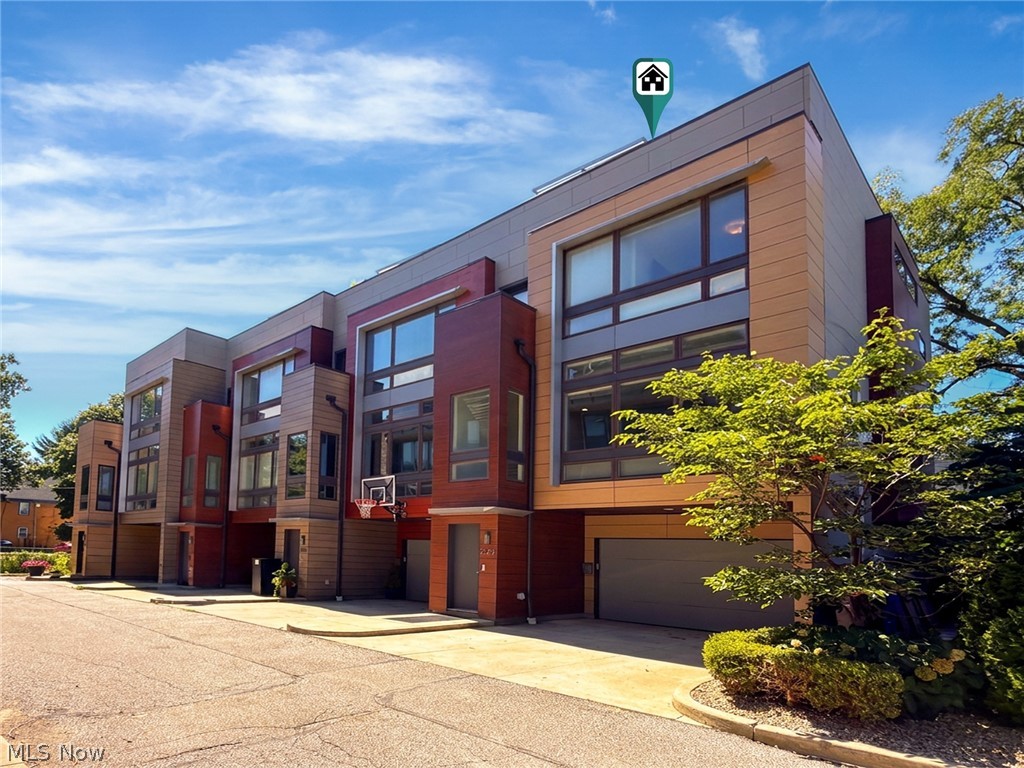 2040 W 11 Place Cleveland OH 44113