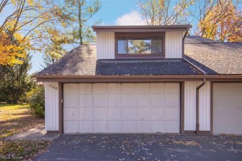700 Tinkers Lane Sagamore Hills OH 44067