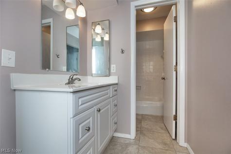 700 Tinkers Lane Sagamore Hills OH 44067