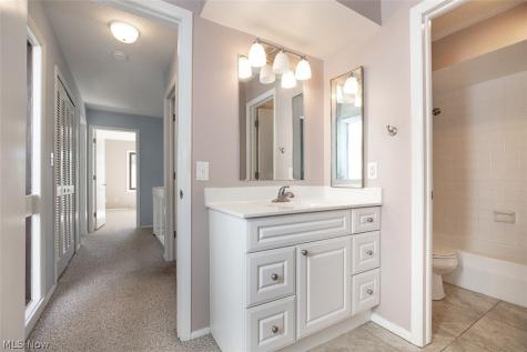 700 Tinkers Lane Sagamore Hills OH 44067