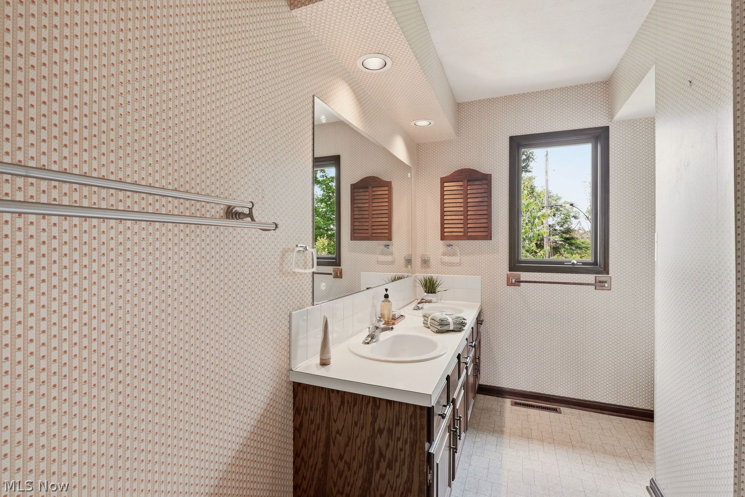 44 Westminster Lane Kent OH 44240