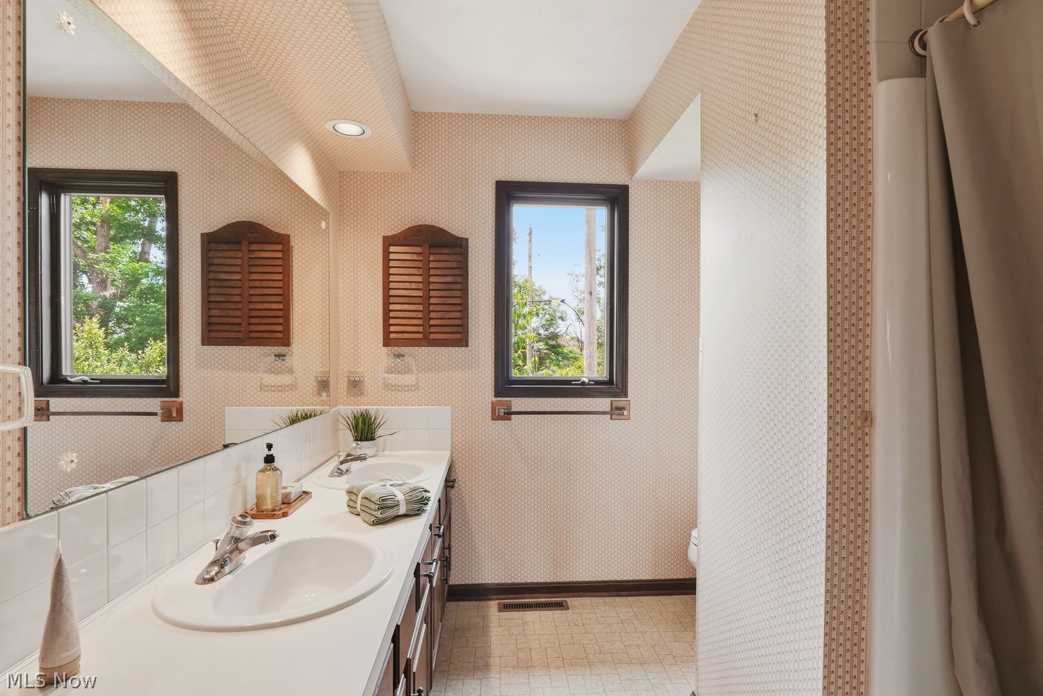 44 Westminster Lane Kent OH 44240