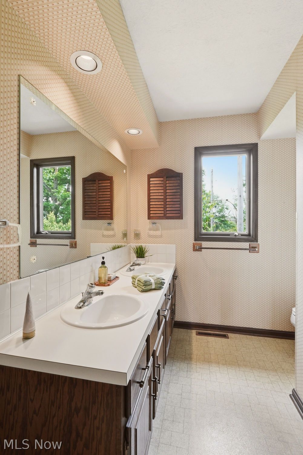44 Westminster Lane Kent OH 44240