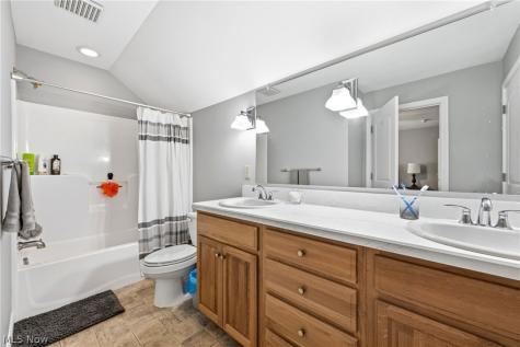 5067 Shepherds Glen Willoughby OH 44094