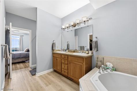 5067 Shepherds Glen Willoughby OH 44094