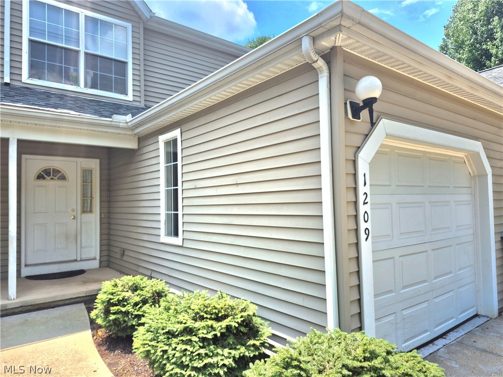 1209 Summerfield Lane NE Warren OH 44483