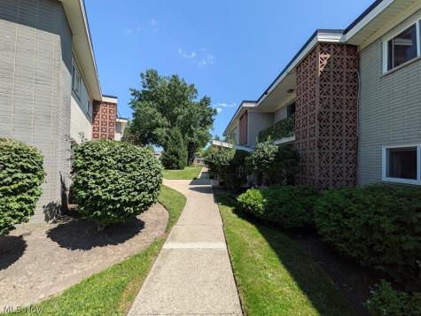 1402 Golden Gate Boulevard Mayfield Heights OH 44124