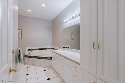 722 Woodlake Drive Aurora OH 44202