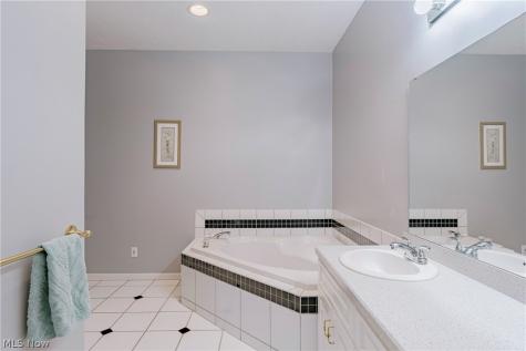 722 Woodlake Drive Aurora OH 44202