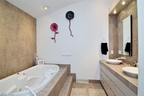3264 Richmond Road Beachwood OH 44122