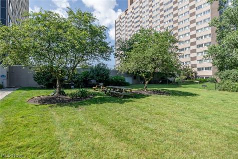 12520 Edgewater Drive Lakewood OH 44107