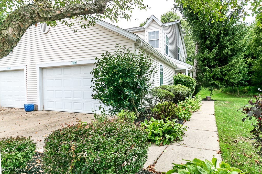 1254 Meadow Run Akron OH 44321