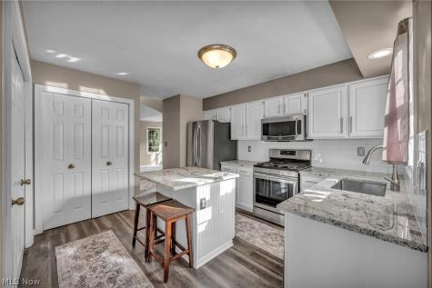 1715 Jonathans Broadview Heights OH 44147