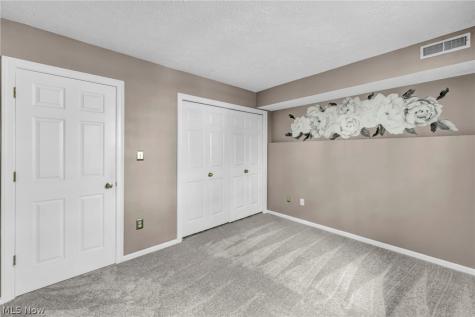 1715 Jonathans Broadview Heights OH 44147