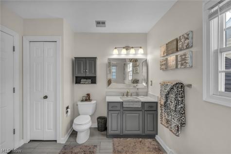 1715 Jonathans Broadview Heights OH 44147