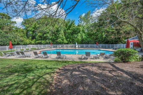 1715 Jonathans Broadview Heights OH 44147
