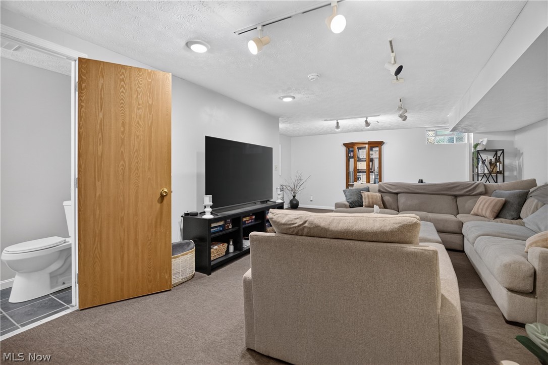 295 Pineview Drive NE Warren OH 44484