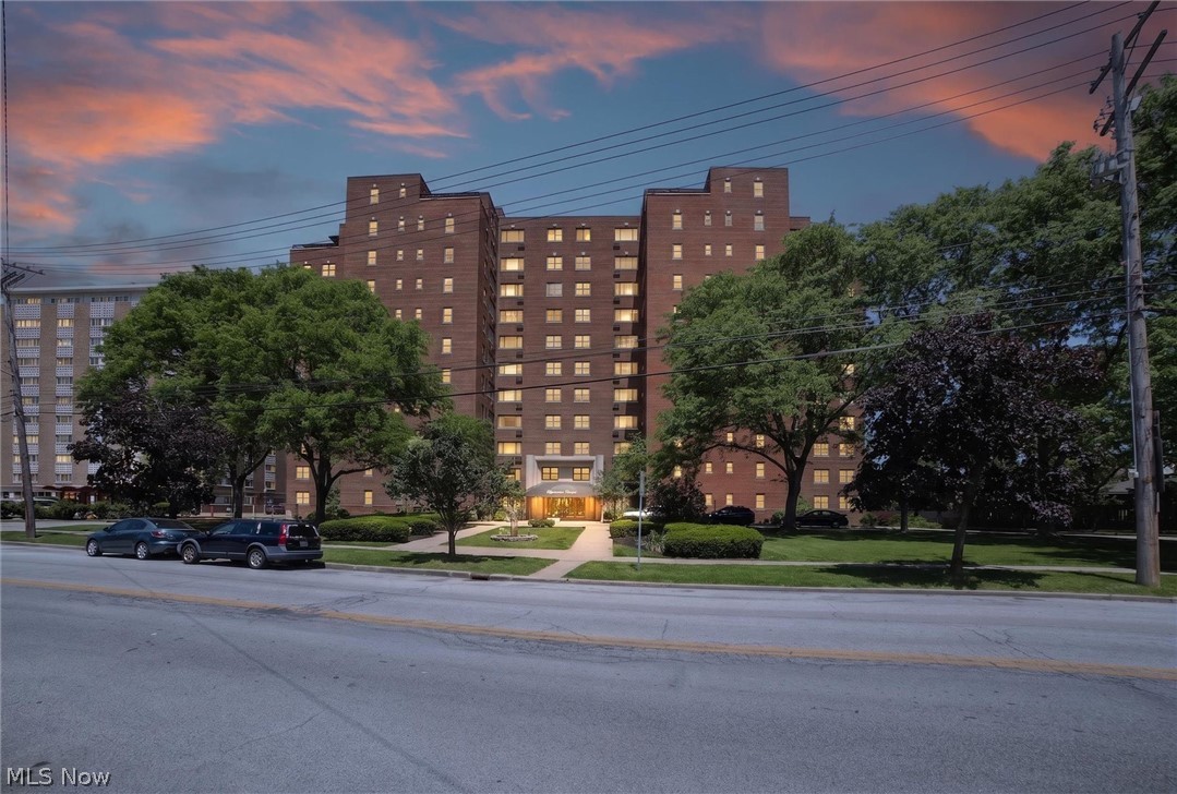 Lakewood OH, 11720 Edgewater Drive, Unit 204