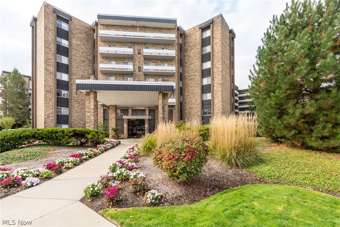 2202 Acacia Park Drive Lyndhurst OH 44124