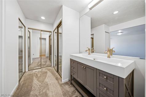 210 Teal Trace Mayfield Heights OH 44124