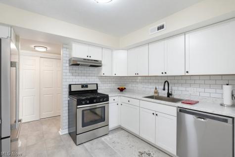6320 Greenwood Sagamore Hills OH 44067