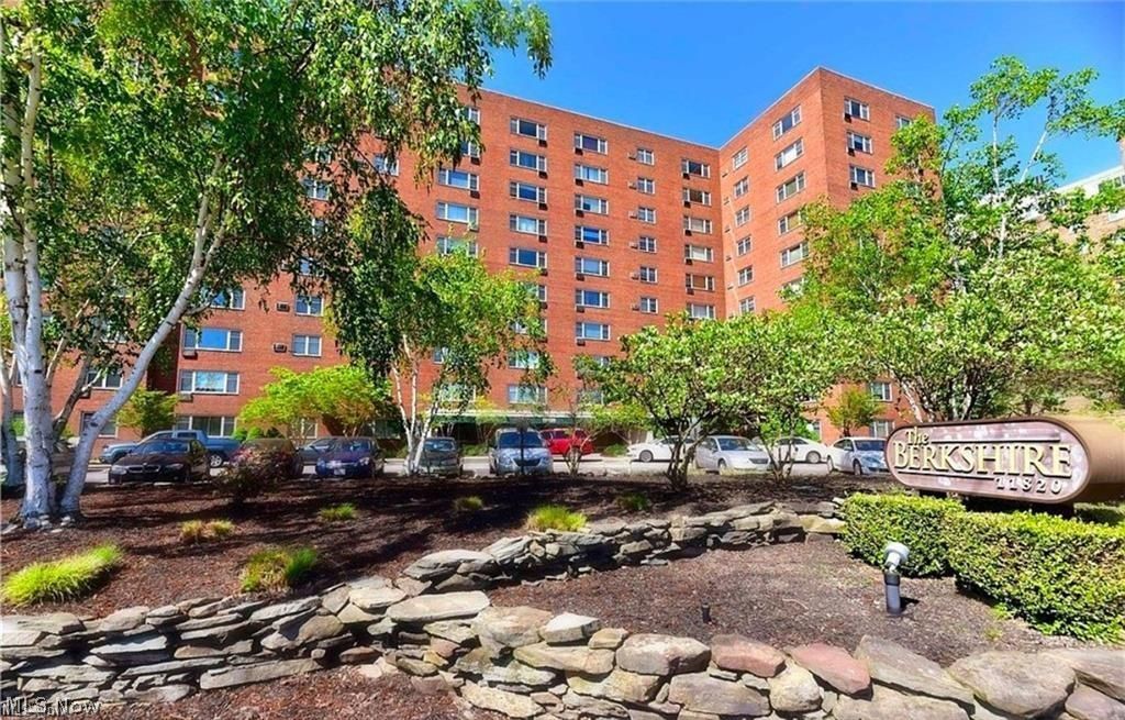 Lakewood OH, 11820 Edgewater Drive, Unit 106