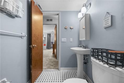 6330 Greenwood Sagamore Hills OH 44067