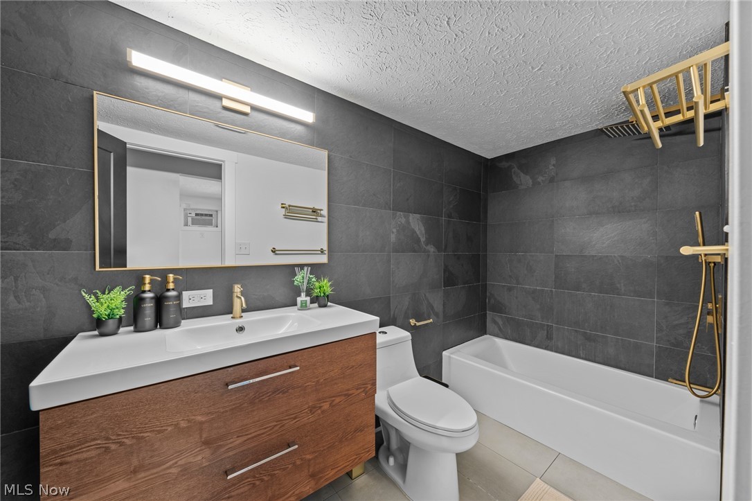1712 Treetop Trail Akron OH 44313