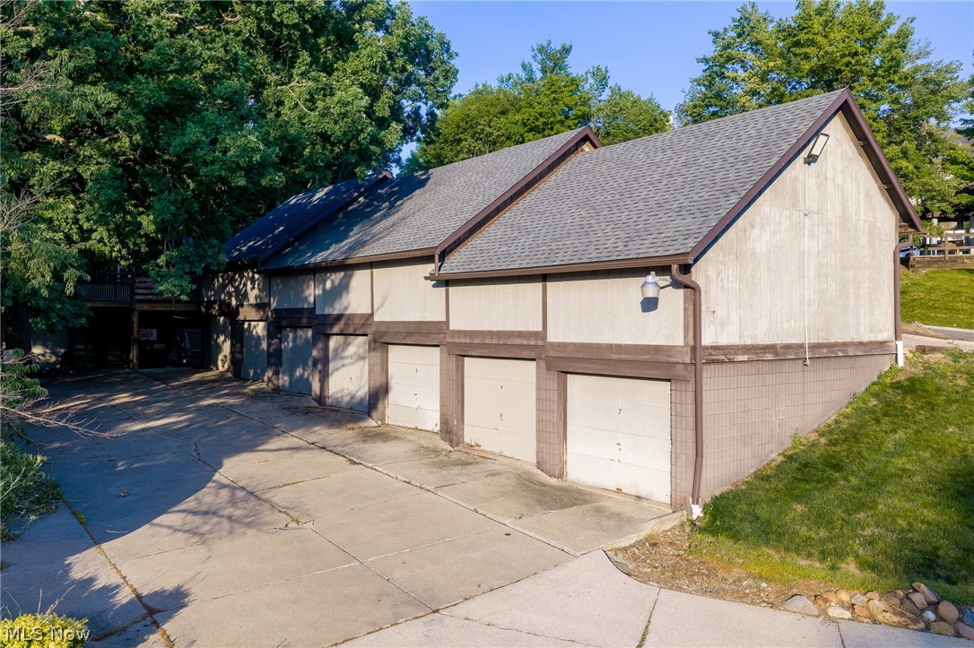 1712 Treetop Trail Akron OH 44313