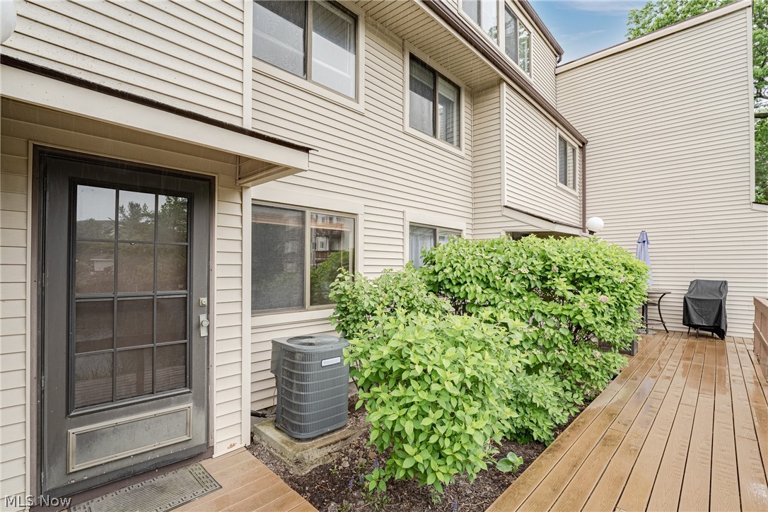 1440 Cedarwood Drive Westlake OH 44115