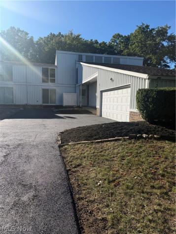 2 Sutton Place Shaker Heights OH 44120