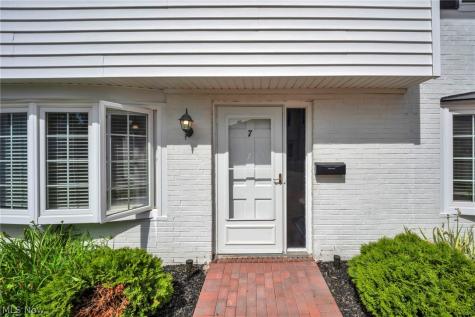 7 Meadowlawn Drive Mentor OH 44060
