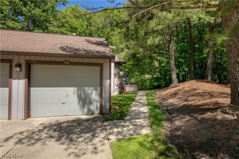 2153 Pinebrook Trail Cuyahoga Falls OH 44223