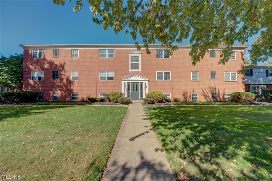 North Olmsted OH, 23492 David Drive, Unit D209