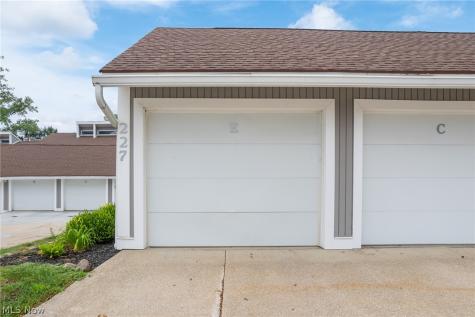 227-E Portage Lakes Drive Akron OH 44319