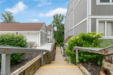 227-E Portage Lakes Drive Akron OH 44319