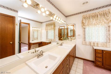 16 S Bentley Drive SE Canton OH 44709